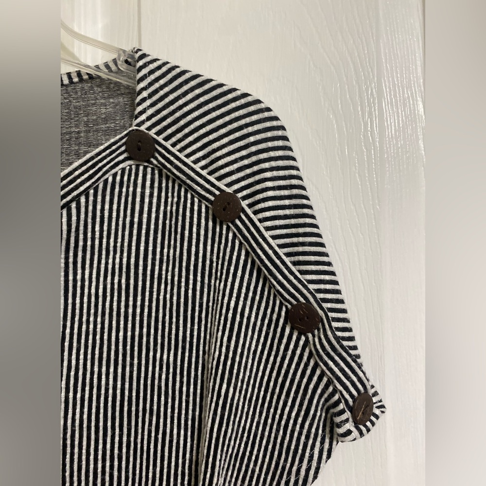 W5-WOMENS STRIPED BLACK AND WHITE TOP - Picture 10 of 13